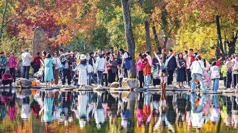 游客沉醉在天平山風景區的紅楓