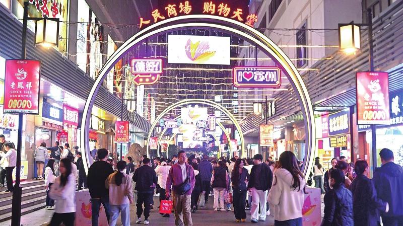 觀前商圈燈火璀璨、人流如織