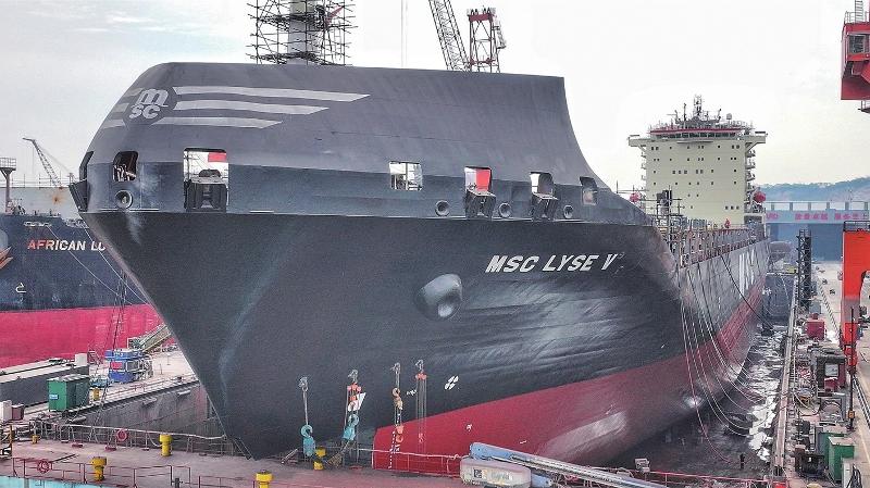 工作人員抓緊維修外籍船舶 全力沖刺年末生產目標